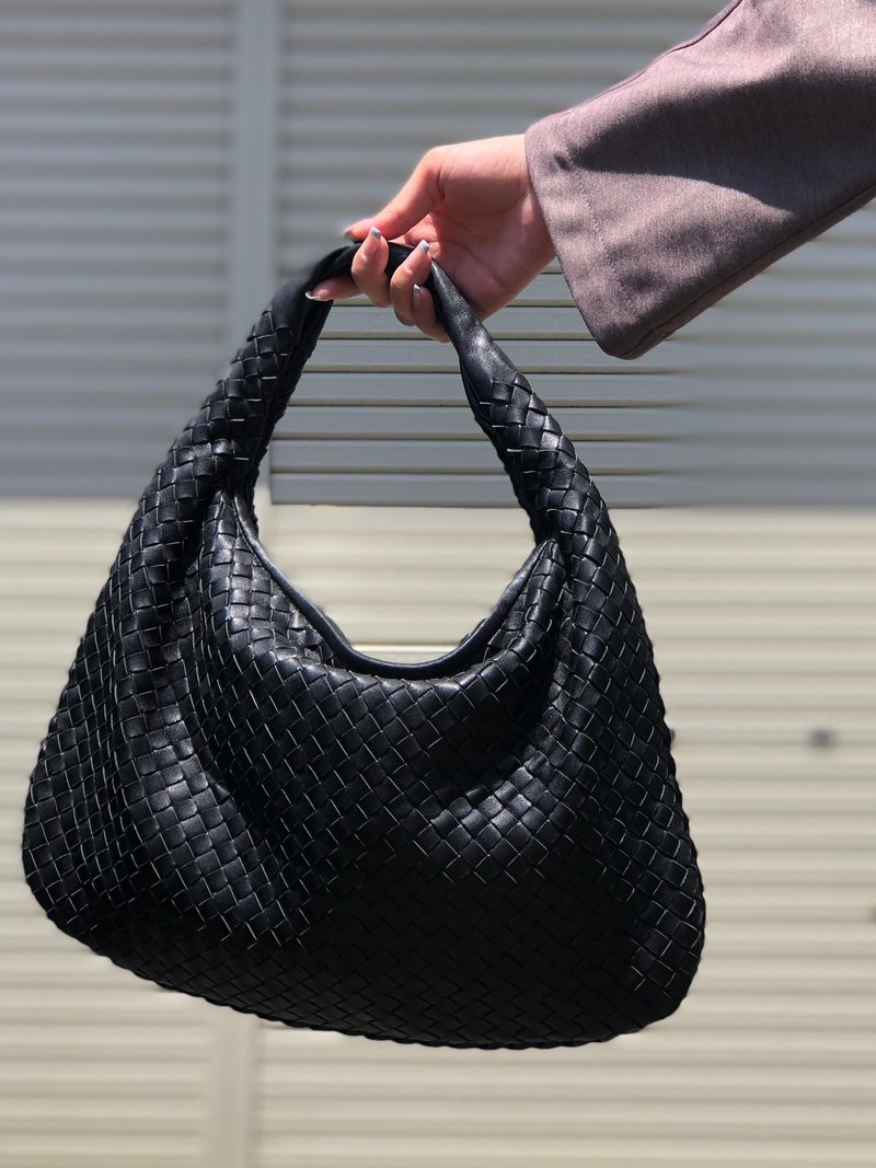【 日本直送　名牌中古包 】Bottega Veneta ボッテガヴェネタ Jodie レザー イントレチャート ホーボーバッグ kx2trm - 側背包/斜背包 - 真皮 黑色