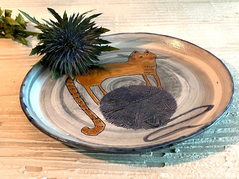 貓咪與毛線球刻劃陶製圓盤_陶器餐盤 - 盤子/餐盤/盤架 - 陶 白色