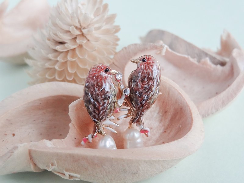 Handmade jewelry enamel series enamel cute milk tea color sparrow earrings pre-order - Earrings & Clip-ons - Enamel Brown