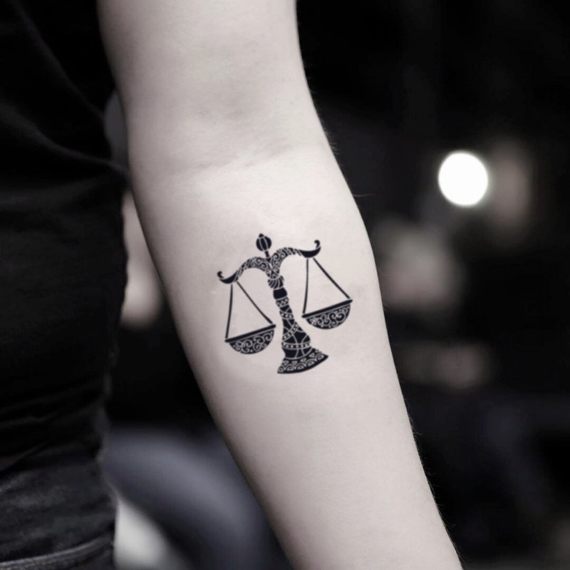 OhMyTat 天秤座標誌 Libra Sign 刺青圖案紋身貼紙 (2 張) - 紋身貼紙/刺青貼紙 - 紙 黑色
