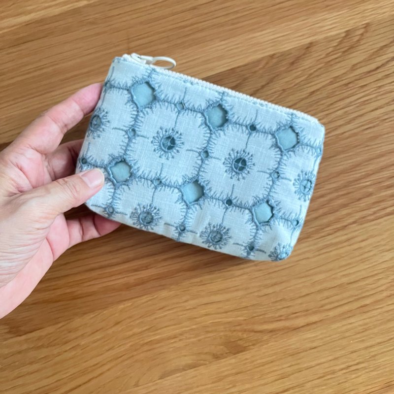 mina perhonen anemone  コスメポーチ　刺繍　化妝包 - ポーチ - コットン・麻 ブルー