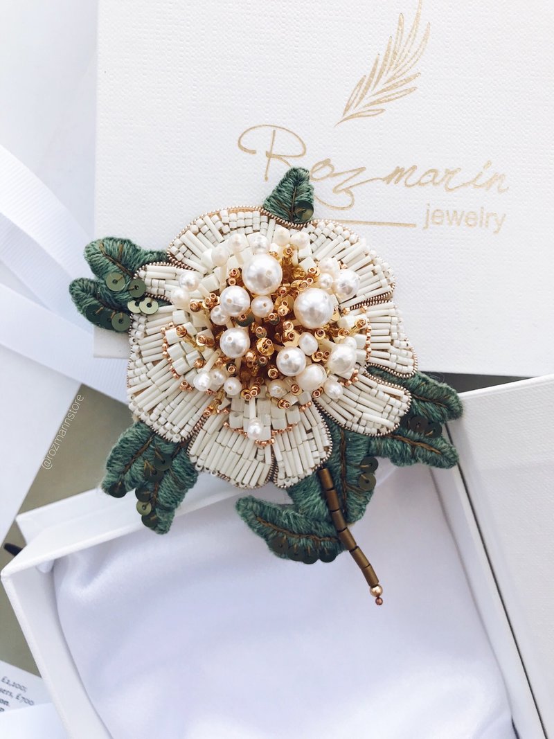 牡丹珠繡胸針手工花卉植物 - 胸針 - 繡線 白色