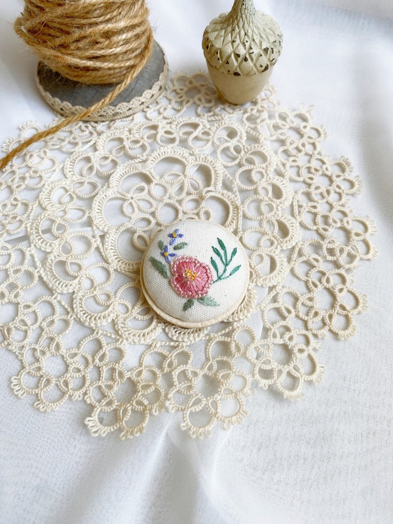 [Handmade by Ms. Fang] Beautiful handmade embroidery brooch - Knitting, Embroidery, Felted Wool & Sewing - Cotton & Hemp Multicolor