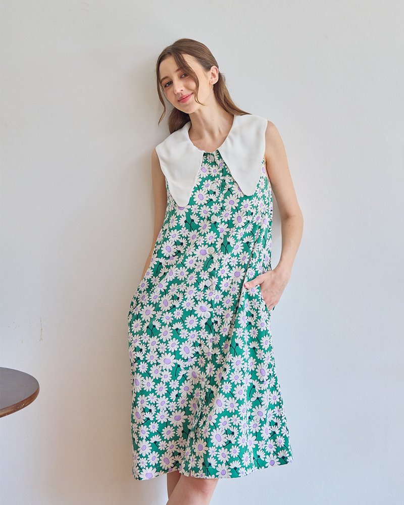 BIRUCHU GREEN FLOWER CLOUDY DRESS - ชุดเดรสแขนกุด กระดุมหน้า ดอกไม้ สีเขียว - ชุดเดรส - เส้นใยสังเคราะห์ สีเขียว