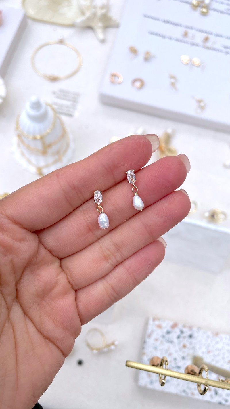 Minimalist Jewelry Zircon Stud Freshwater Pearl Earrings - ต่างหู - ไข่มุก สีทอง