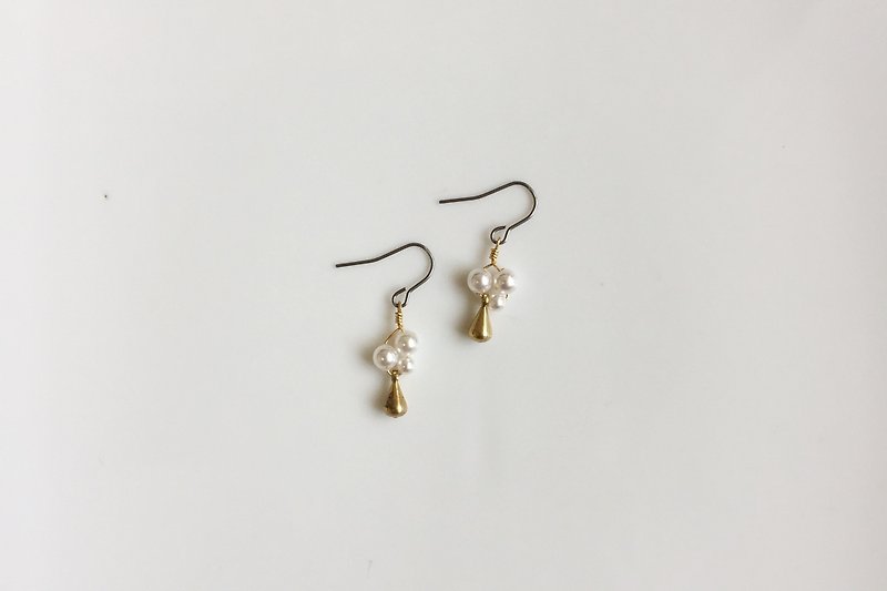 Flower and tears with forest mini pearl modeling earrings - Earrings & Clip-ons - Gemstone White