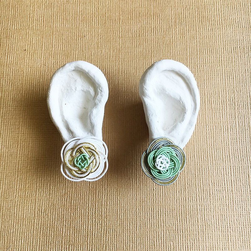 菜の花結びのアシンメトリーピアス -White×Gray-(イヤリング可) - 耳環/耳夾 - 紙 綠色