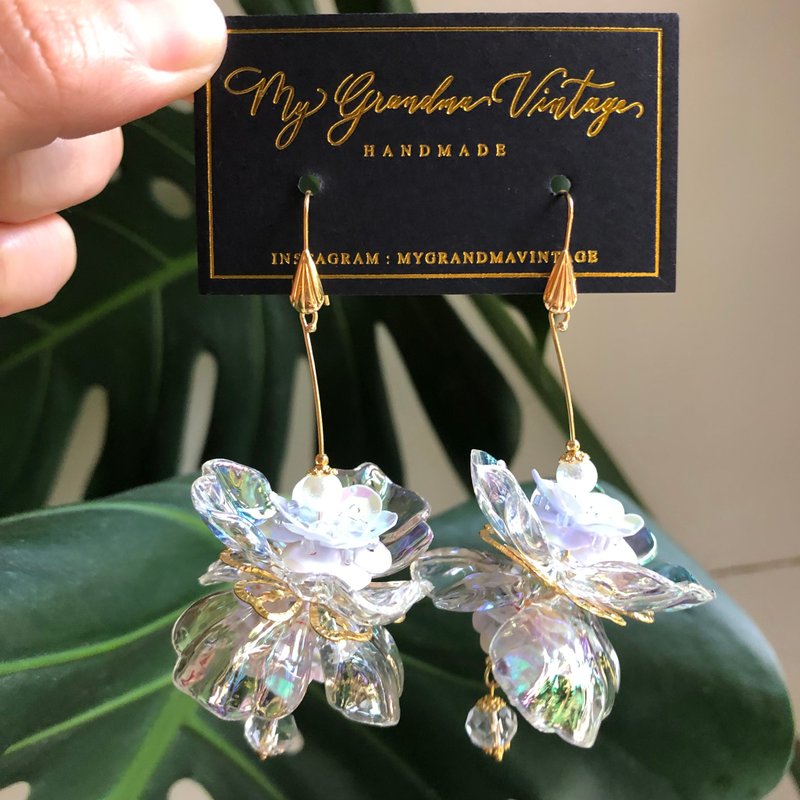 Exclusive handmade secret garden flower earrings - ต่างหู - อะคริลิค ขาว