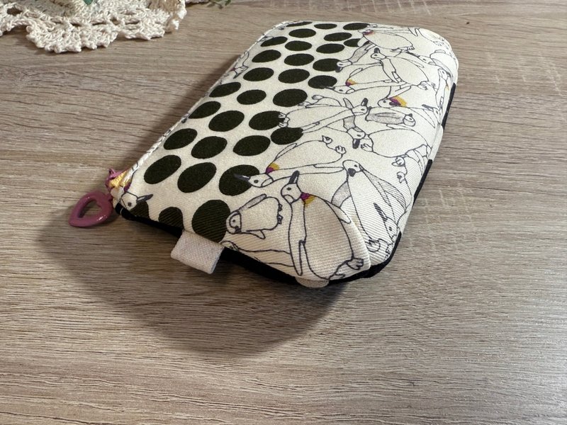 唯一款/雙色相遇正反雙配色手作拉鍊包/黑點漫步日企鵝圓舞 - 化妝包/收納袋 - 棉．麻 