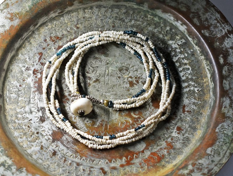アンティークホワイトシードビーズとインディゴブルーアンティークビーズの4連ネックレス  貝留め金 - 項鍊 - 玻璃 白色