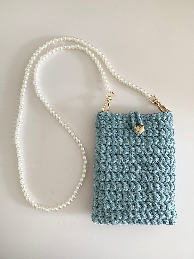Crochet lurex mesh yarn crossbody mobile pouch with imitations pearls strap - กระเป๋าแมสเซนเจอร์ - วัสดุอื่นๆ สีน้ำเงิน