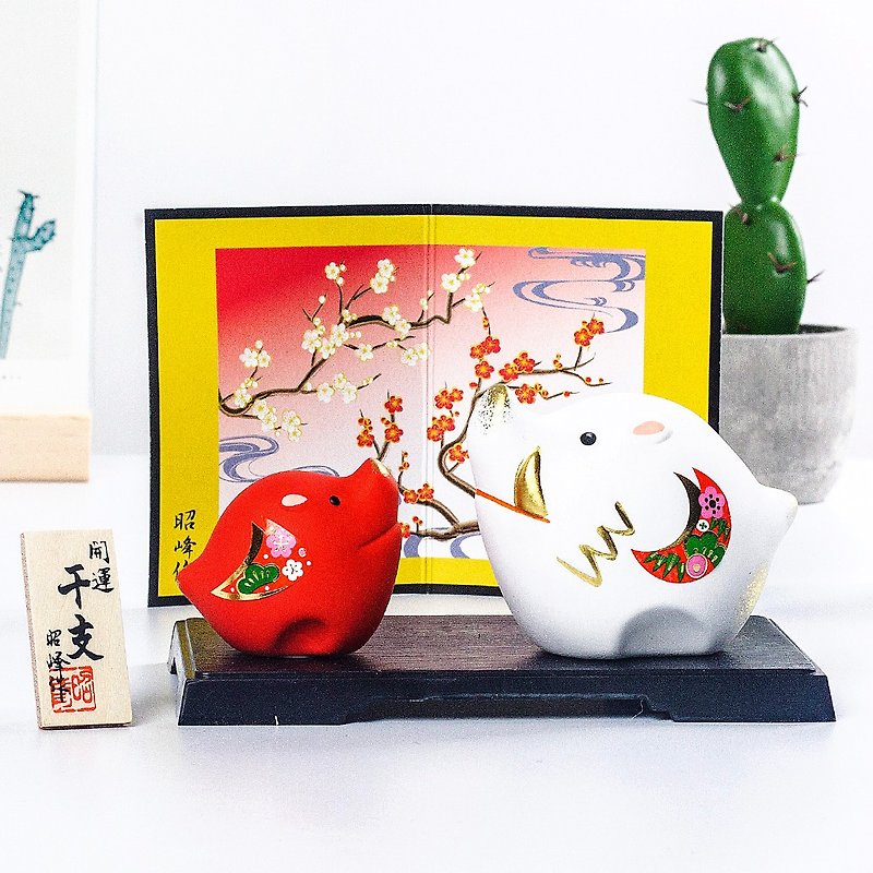 Japanese Yakushi kiln 2019 year of the hai red plum parent-child piglet Zhaofu Yushou indoor car decoration new year gift - ของวางตกแต่ง - ดินเผา 