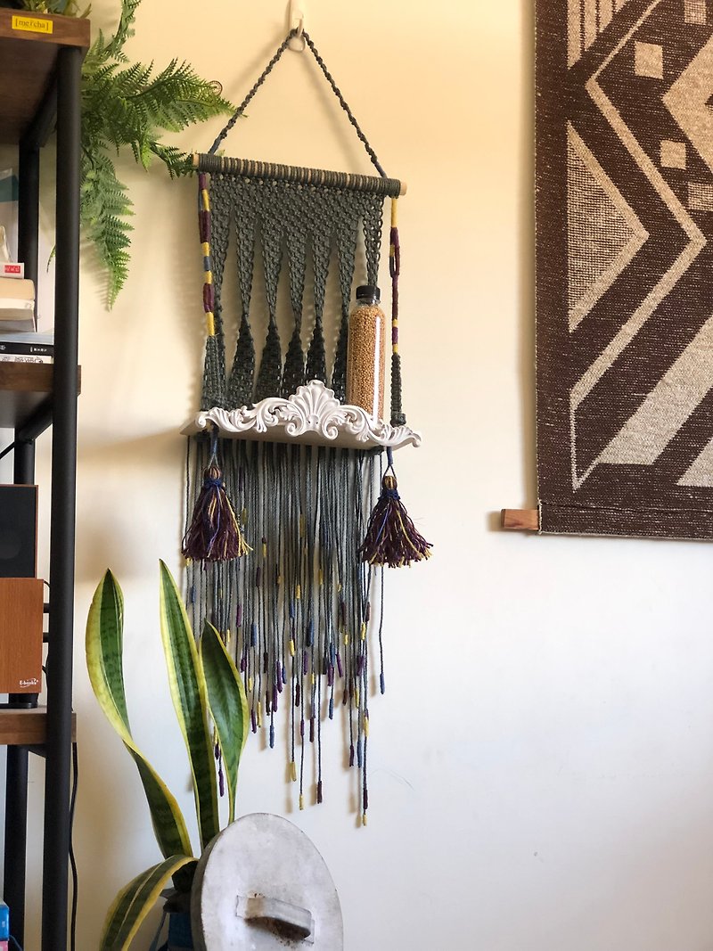 Macrame turns into spring mud to protect flowers