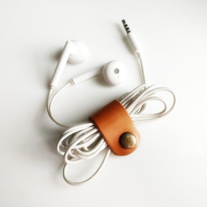 Handmade classic earphone holder/cable holder, italian vegetable tanned leather - 捲線器/電線收納 - 真皮 咖啡色