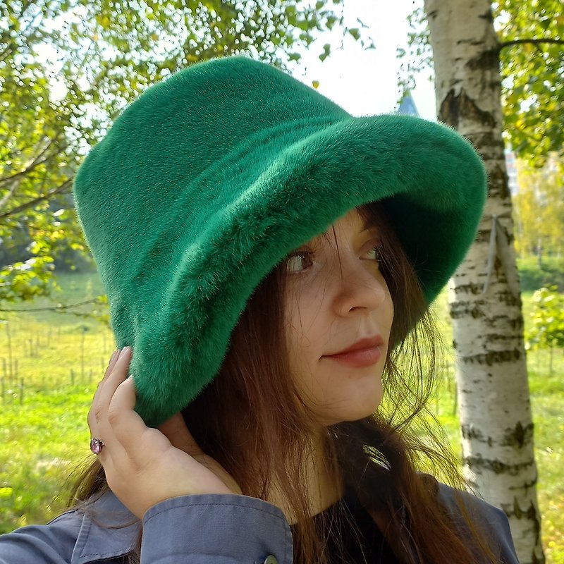 Green faux mink fur bucket hat. Stylish deep green fluffy hat. Winter furry hat. - 帽子 - 其他材質 綠色