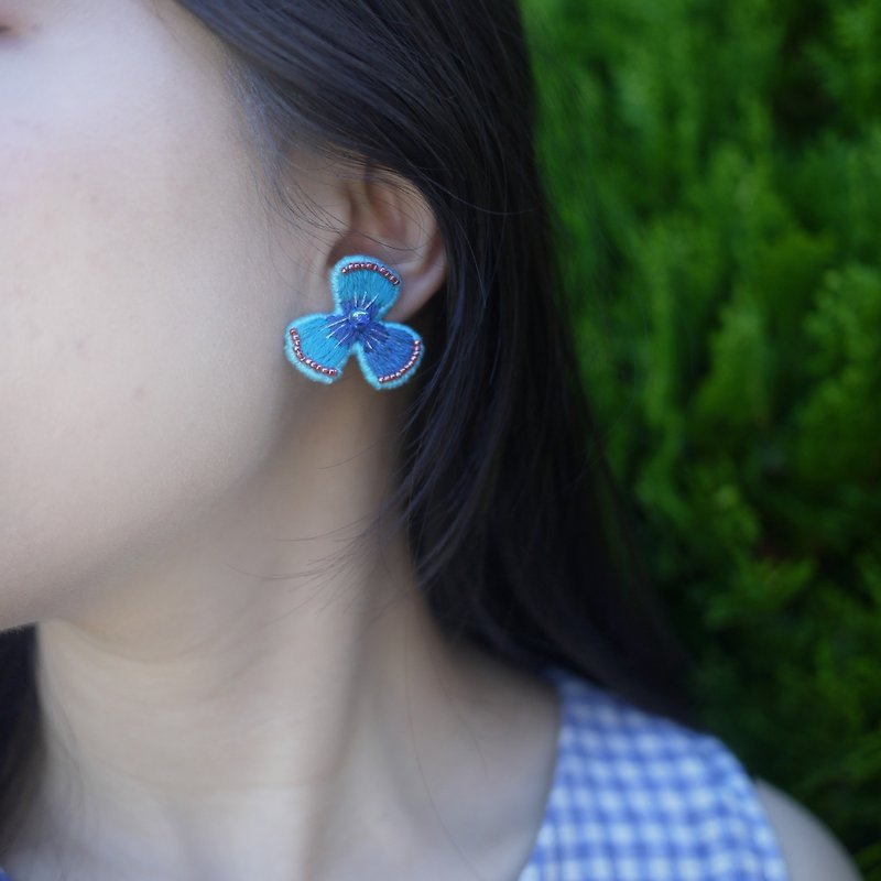 [Flower room training hand embroidery] embroidery earrings - Earrings & Clip-ons - Thread Blue