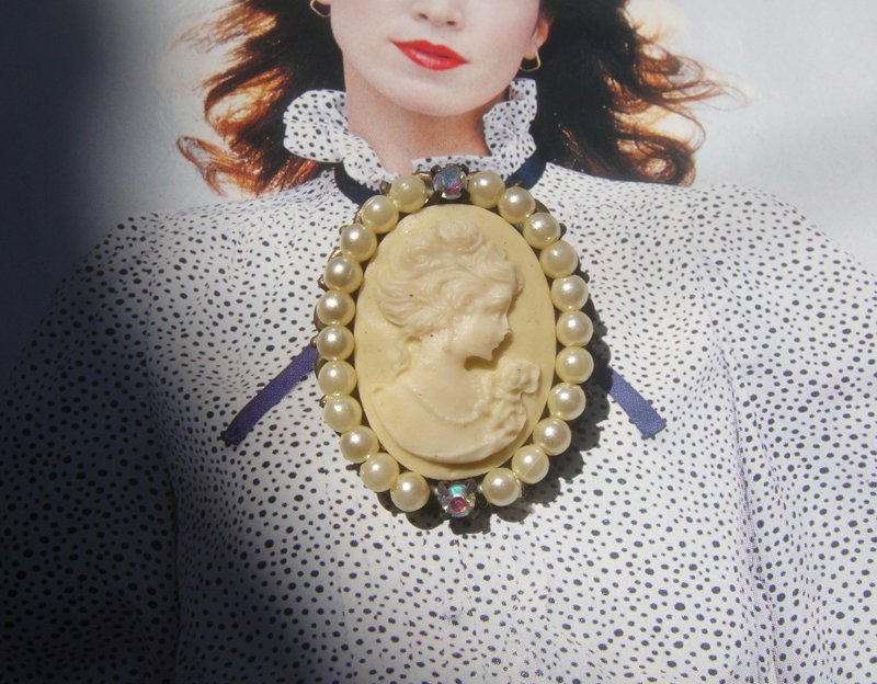 Glorious Era OLD ERA_Early second-hand ladies brooch - Brooches - Other Materials 