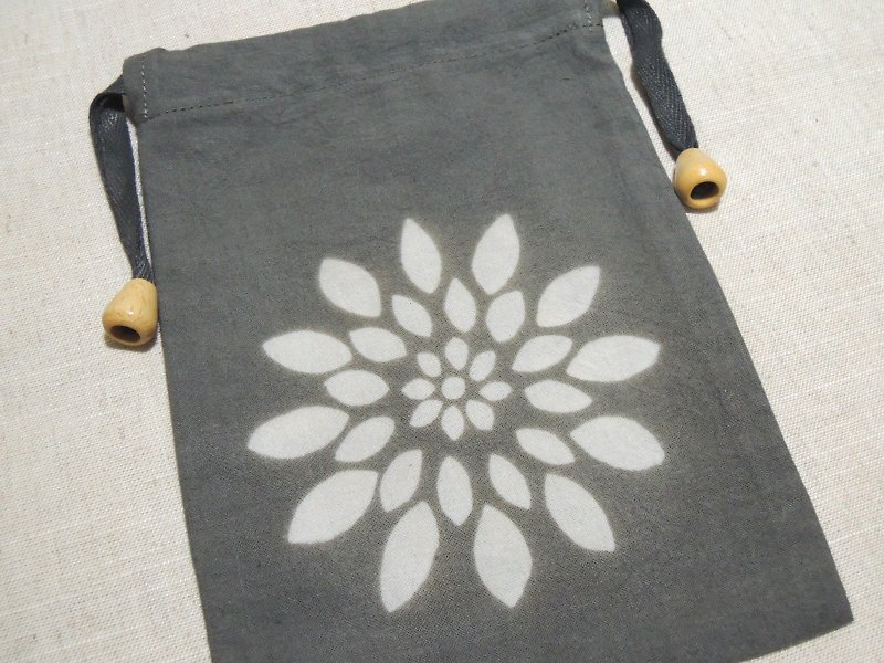 [Mu Mu grass and wood dyeing] Big leaf olive kernel leaf dyed dark gray green drawstring bag (chrysanthemum style) - กระเป๋าเครื่องสำอาง - กระดาษ สีเทา