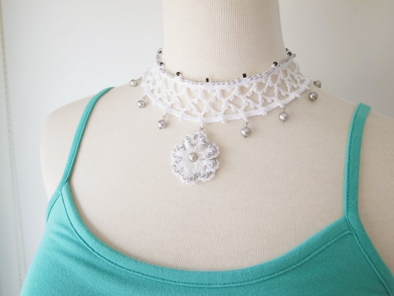 Irish Crochet Lace Jewelry (White Camellia) Fiber Jewelry - สร้อยคอ - ผ้าฝ้าย/ผ้าลินิน ขาว