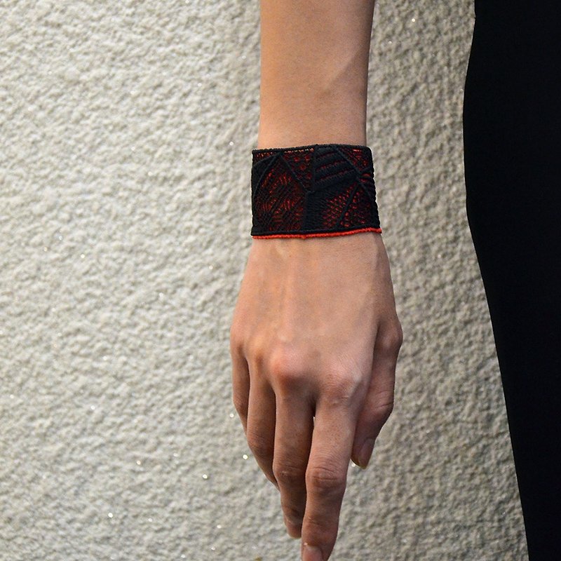 Open shadow geometric embroidery bracelet - สร้อยข้อมือ - งานปัก สีดำ