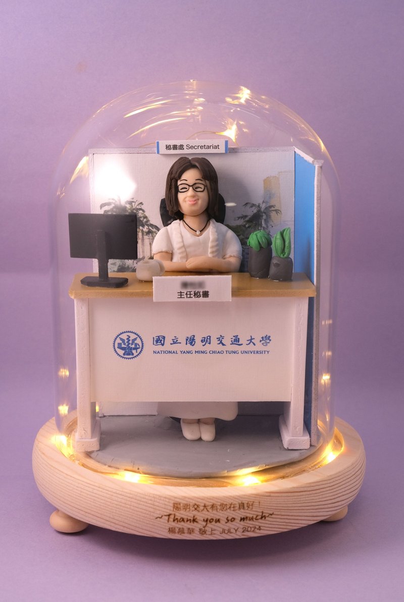 A small gift to commemorate retirement, with LED lighting effects inside, and customizable names. Customized character designs with photos are provided. - ของวางตกแต่ง - ดินเหนียว 