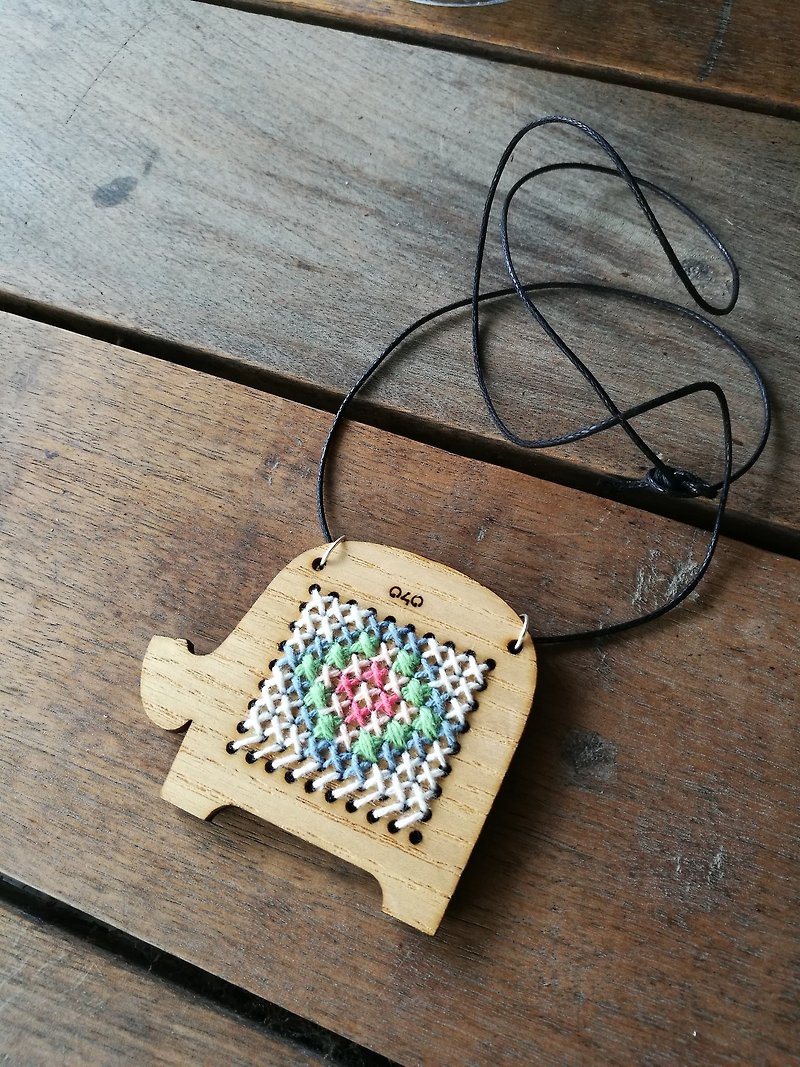 DIY mini Pixel pendant - elephant shape set - งานไม้/ไม้ไผ่/ตัดกระดาษ - ไม้ สีนำ้ตาล