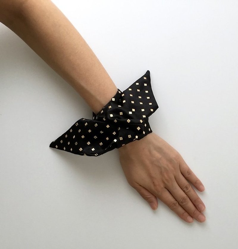[Tsui Lee scarf (twilly)] nostalgia new Black & Gold dot pattern - Bracelets - Polyester Black