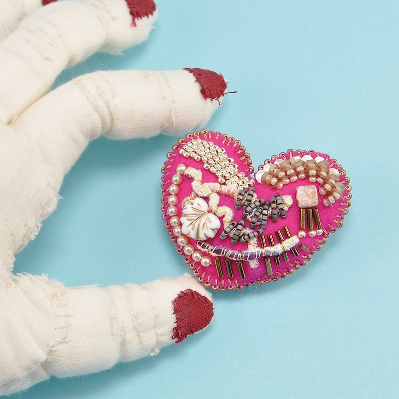Heart shaped brooch, colorful brooch, embroidered statement brooch, pink 3 - เข็มกลัด - ผ้าฝ้าย/ผ้าลินิน สึชมพู