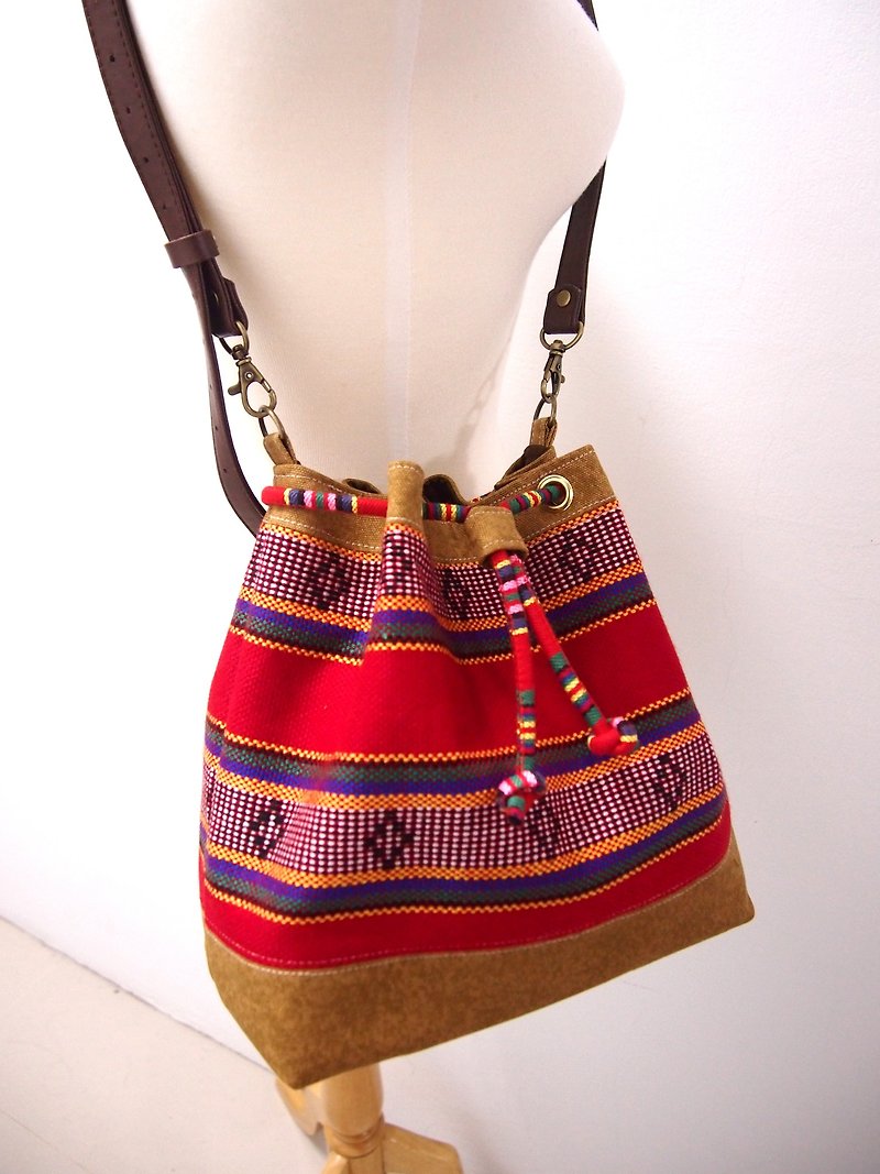 【Missbao Hand Creations】Taiwanese Aboriginal Bags - Back/Slantback/Shoulder Back - กระเป๋าเป้สะพายหลัง - ผ้าฝ้าย/ผ้าลินิน สีแดง