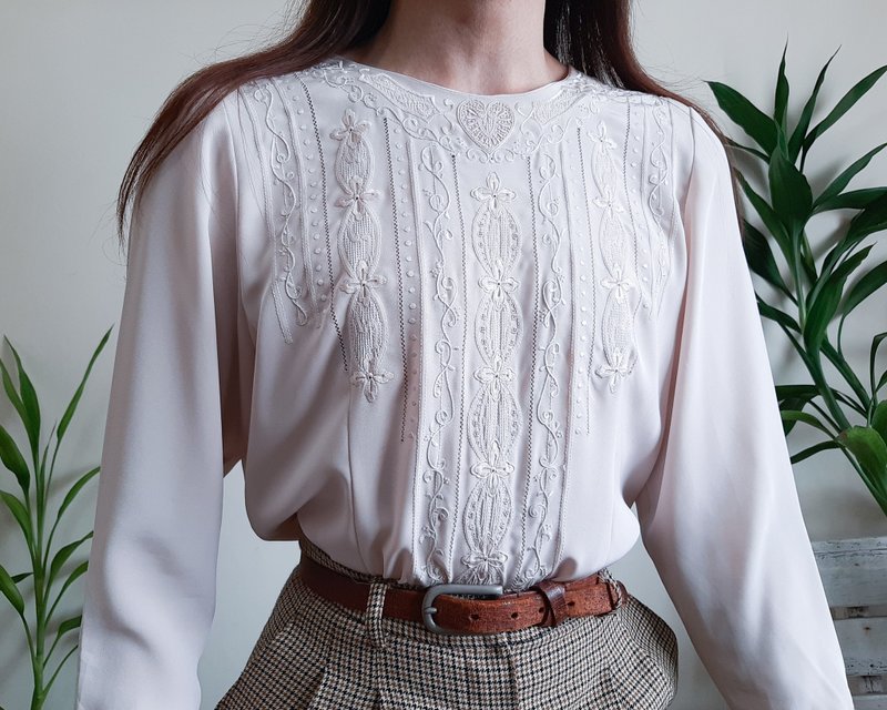 Vintage 70s Pink Tan Hand Embroidered Blouse Button Back Blouse Edwardian Style - เสื้อเชิ้ตผู้หญิง - เส้นใยสังเคราะห์ สึชมพู