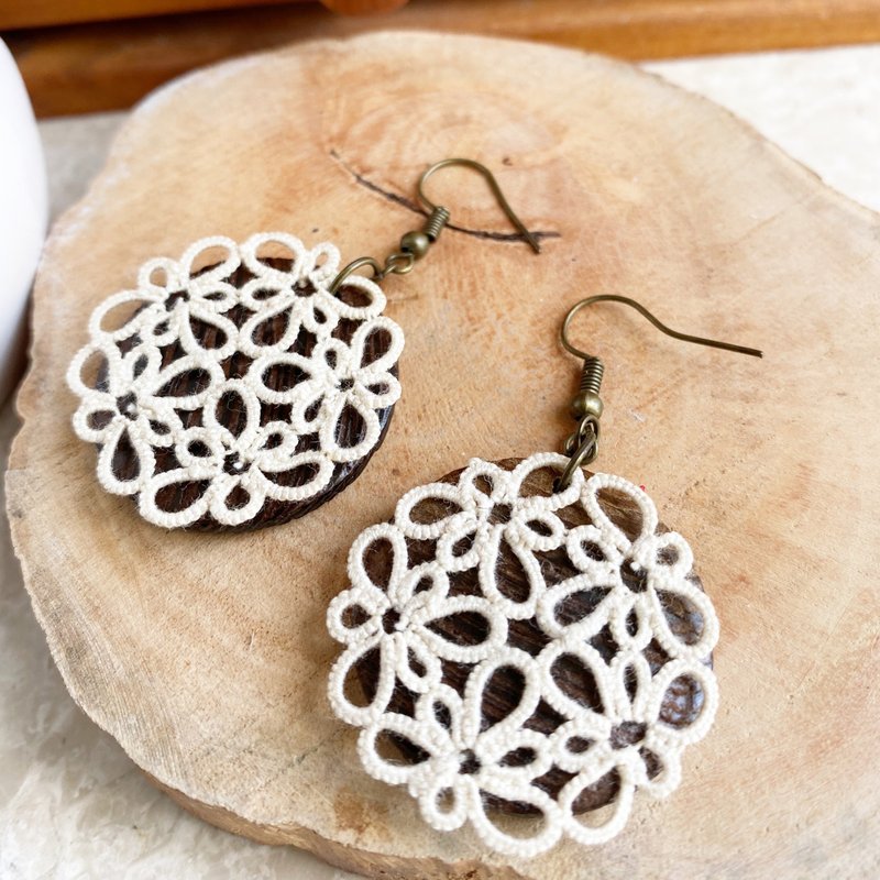 文青白色梭織配圓形實木耳環 花 梭織 - 耳環/耳夾/耳骨夾 - 棉．麻 白色