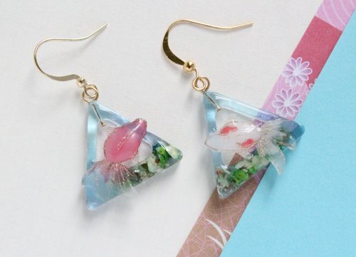 【UVレジン】金魚三角レジン イヤリング クリップ変更可能