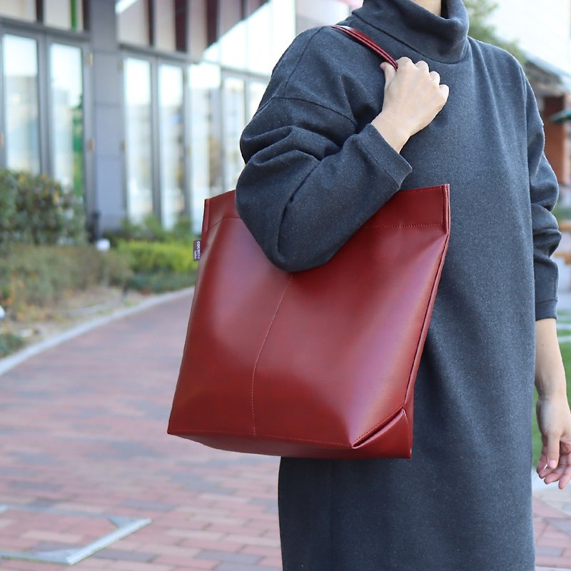A large capacity tote bag [Made in Japan] Ultra-lightweight and safe even when wet, made from high-quality vegan leather - กระเป๋าถือ - วัสดุอื่นๆ สีแดง