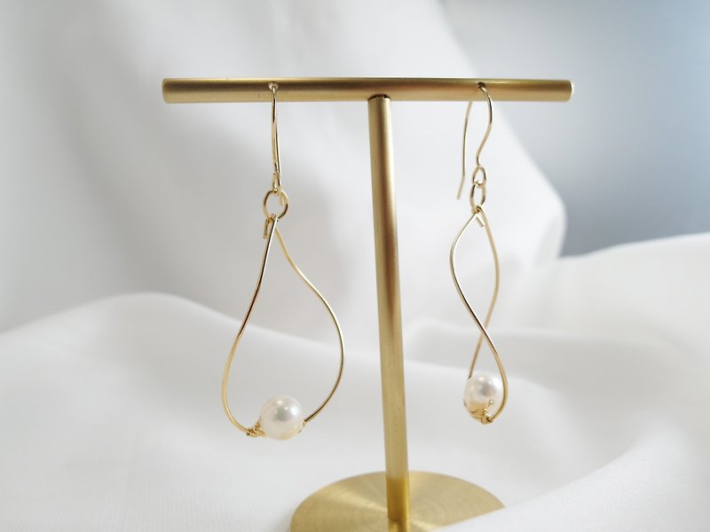 波光 柔軟的弧形珍珠耳環 - 耳環/耳夾 - 珍珠 金色