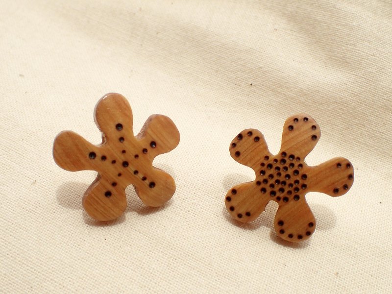hanagokoro earrings (cypress) - Earrings & Clip-ons - Wood 