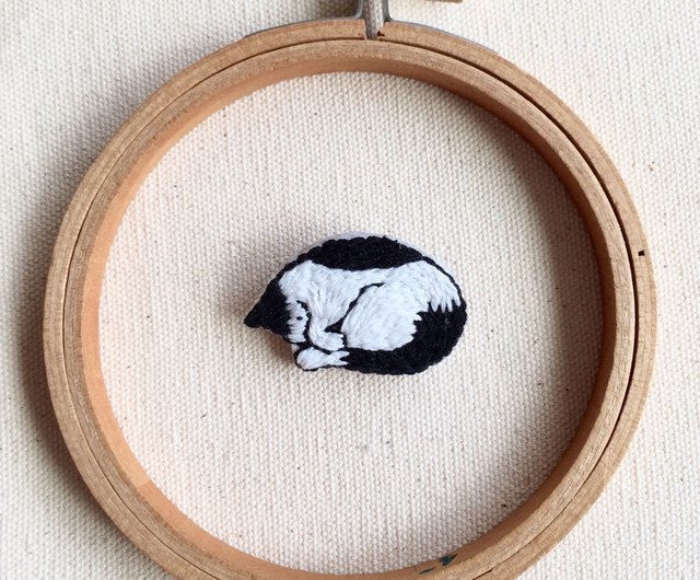 Handmade embroidery*Cat pins sleeping on the moon - Shop YUU YUU LAB  Brooches - Pinkoi