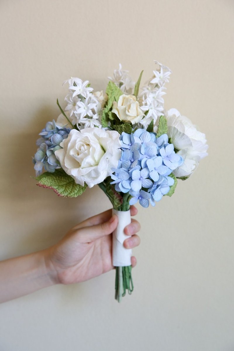 BS107 : ช่อดอกไม้เพื่อนเจ้าสาว สำหรับถือในงานแต่งงาน สีฟ้าขาว - งานไม้/ไม้ไผ่/ตัดกระดาษ - กระดาษ ขาว