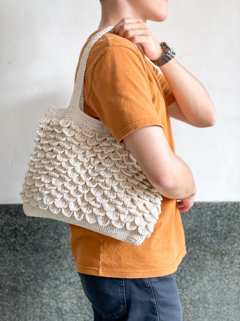 【Grandma Weaving】Handmade fish scale pattern handbag - Handbags & Totes - Cotton & Hemp White