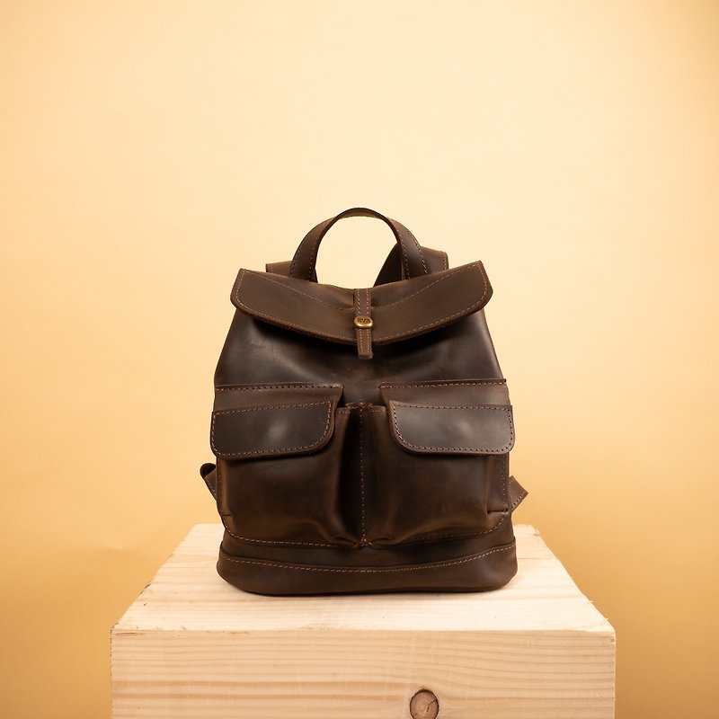 Small leather backpack in chocolate brown colour with two front pockets - กระเป๋าเป้สะพายหลัง - หนังแท้ สีนำ้ตาล