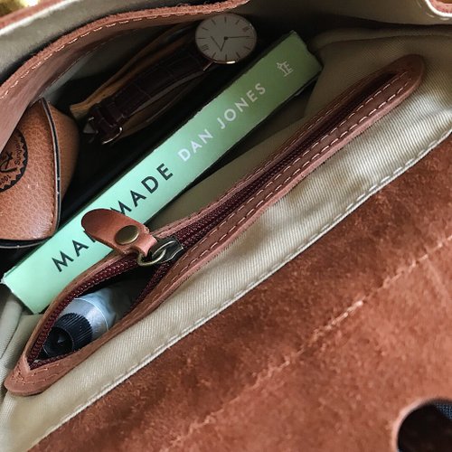 チョコレートブラウンカラーのスモールレザーバックパック、2つの