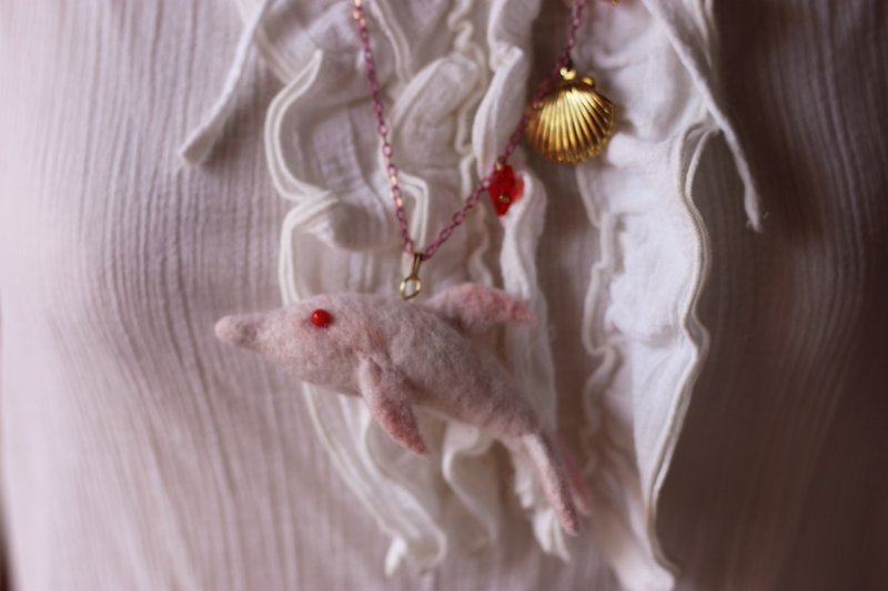 Pink dolphin necklace Albino wool felt is the only one in stock - สร้อยคอ - ขนแกะ สึชมพู