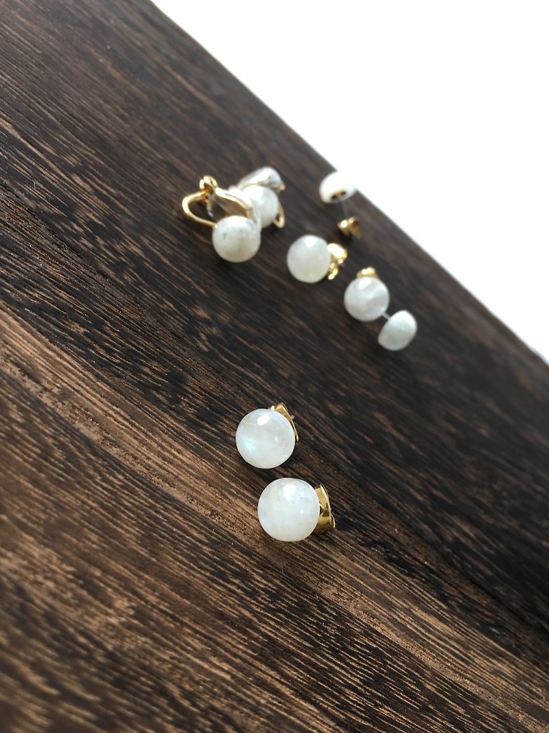 Moon stone simple earring - 耳環/耳夾 - 寶石 白色