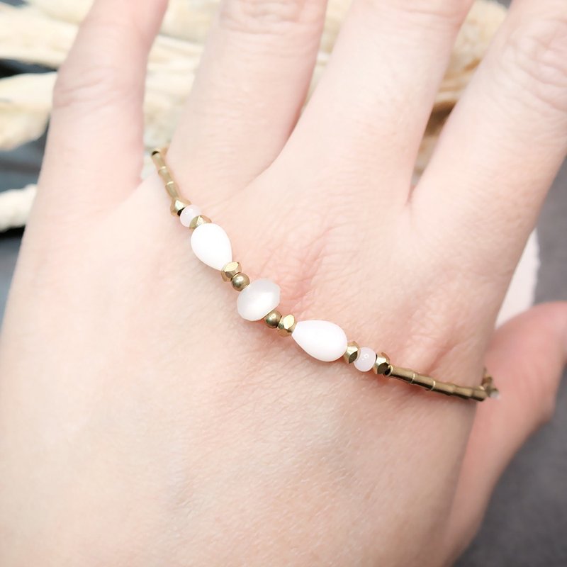 VIIART. snow. Moonstone Shell Bead Bronze Bracelet | Natural White Moonlight Bath Free - สร้อยข้อมือ - เครื่องเพชรพลอย ขาว