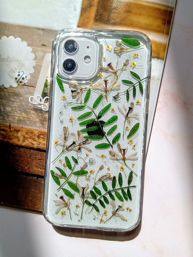 Pressed flowers phone case | iPhone 12 | iPhone 12 Pro - เคส/ซองมือถือ - พลาสติก หลากหลายสี