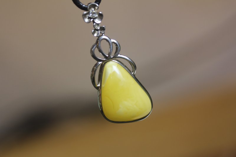 Natural Beeswax Pendant | S925 Silver Inlay | Necklace | Jewelry | - สร้อยคอ - วัสดุอื่นๆ สีเหลือง