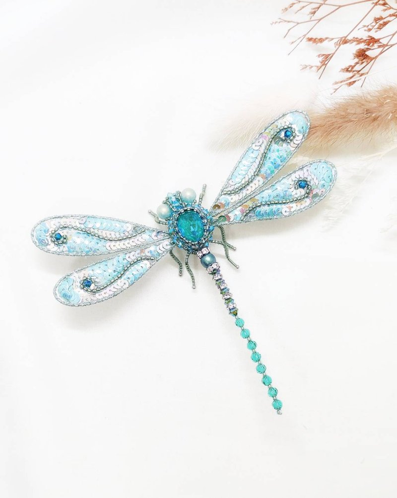 Jewelry Embroidery Three-dimensional Crystal Insect Brooch-Lake Green Dragonfly Brooch - เข็มกลัด - วัสดุอื่นๆ สีเขียว