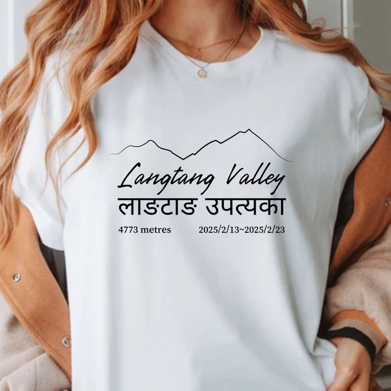 Langtang Valley Trek 文字系列 中性短袖上衣 健行登山戶外愛好 - 女 T 恤 - 棉．麻 白色