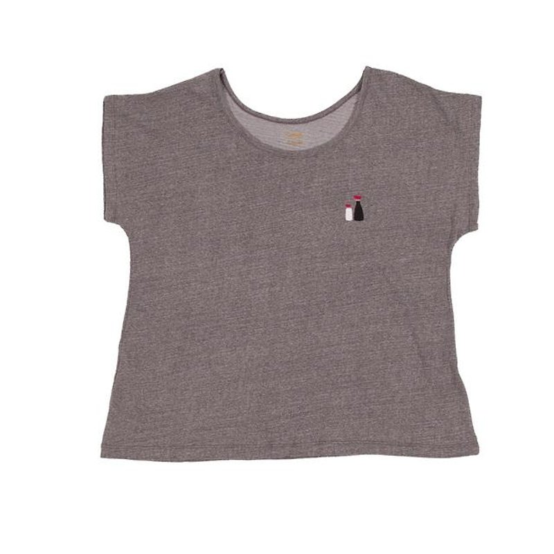 Linen's smoothness fabric used. Cute embroidery soy sauce and salt T-shirt ladies free size Tcollector - เสื้อยืดผู้หญิง - ผ้าฝ้าย/ผ้าลินิน สีดำ