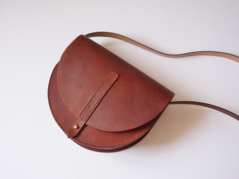 真皮 側背包/斜背包 - Half Moon Saddle Bag in Brown Leather - Simple Crossbody/ Slingbag