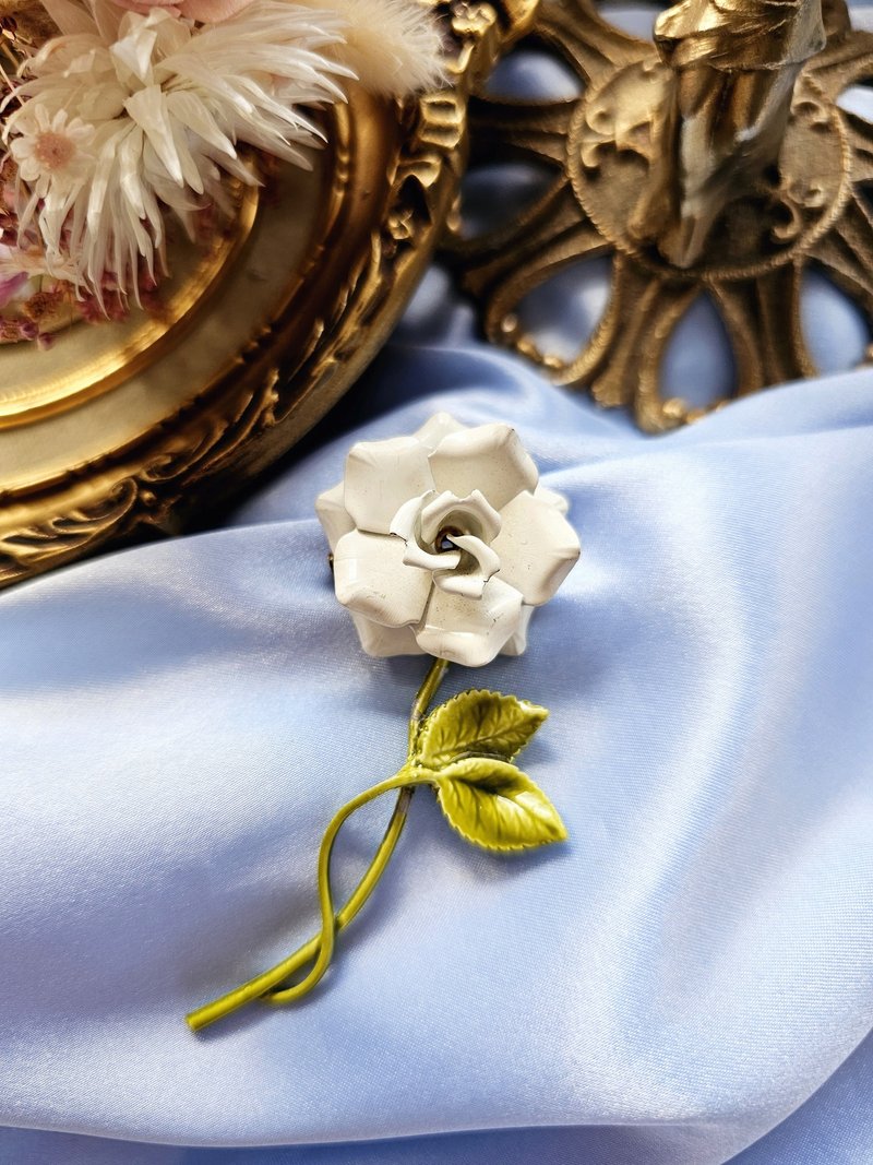 白玫瑰琺瑯花胸針/別針/復古珠寶首飾/美國西洋古董飾品 - 胸針 - 其他材質 